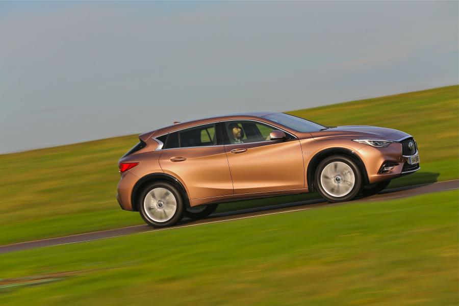  Infiniti Q30 2.2d AWD 2016 года  (UK) (фото 18 из 27)